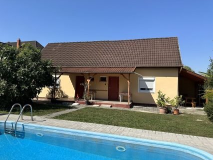 Különálló apartmans a medence előtt